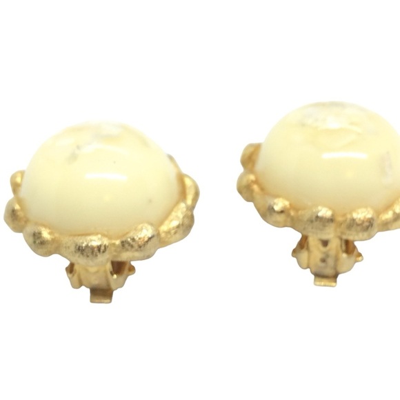 VINTAGE HOBE LUCITE CONFETTI CLIP ON EARRINGS GOLD TONE CUSTARD YELLOW BUTTON - Picture 10 of 14